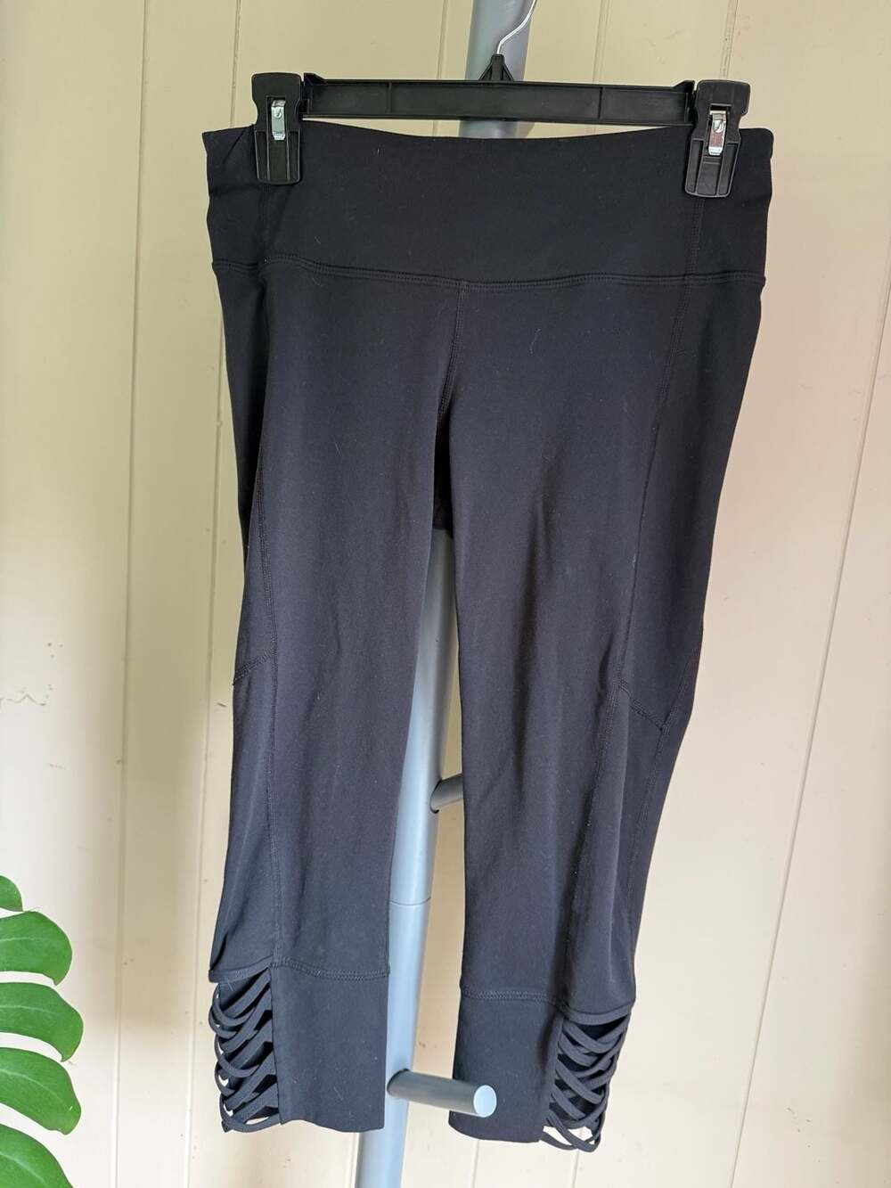 Athleta Black Criss Cross Ankle Cut Out Capri Leggings Size S